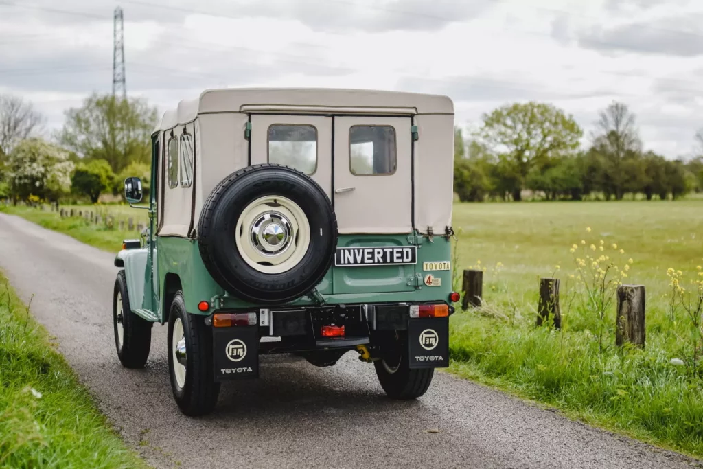 1965 Inverted Toyota Land Cruiser FJ40 EV. Imagen trasera.