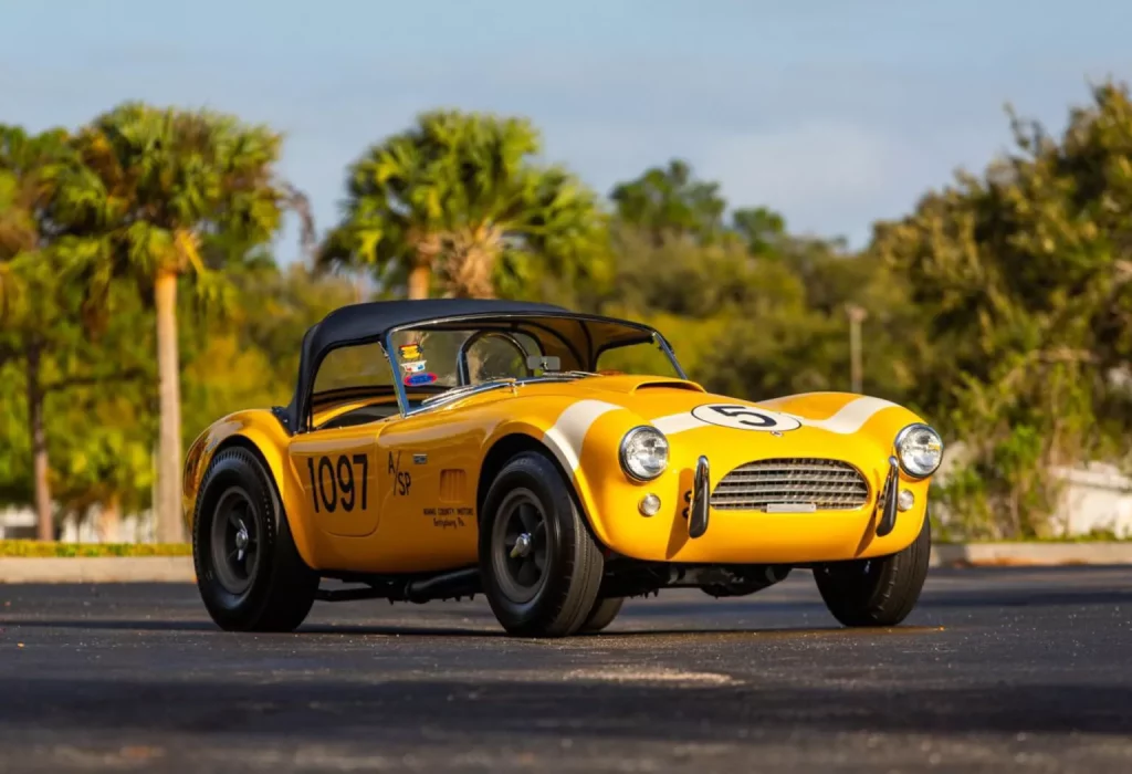 Este Shelby Cobra es un dragster de fábrica que nació en 1965