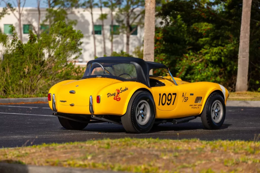 Este Shelby Cobra es un dragster de fábrica que nació en 1965