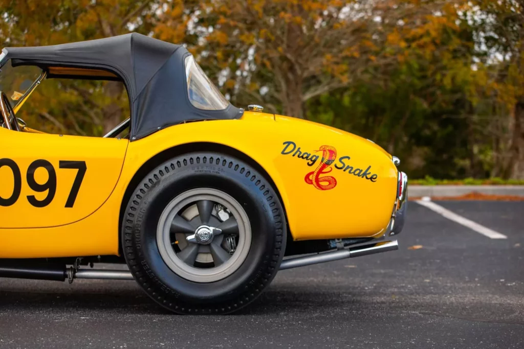 Este Shelby Cobra es un dragster de fábrica que nació en 1965