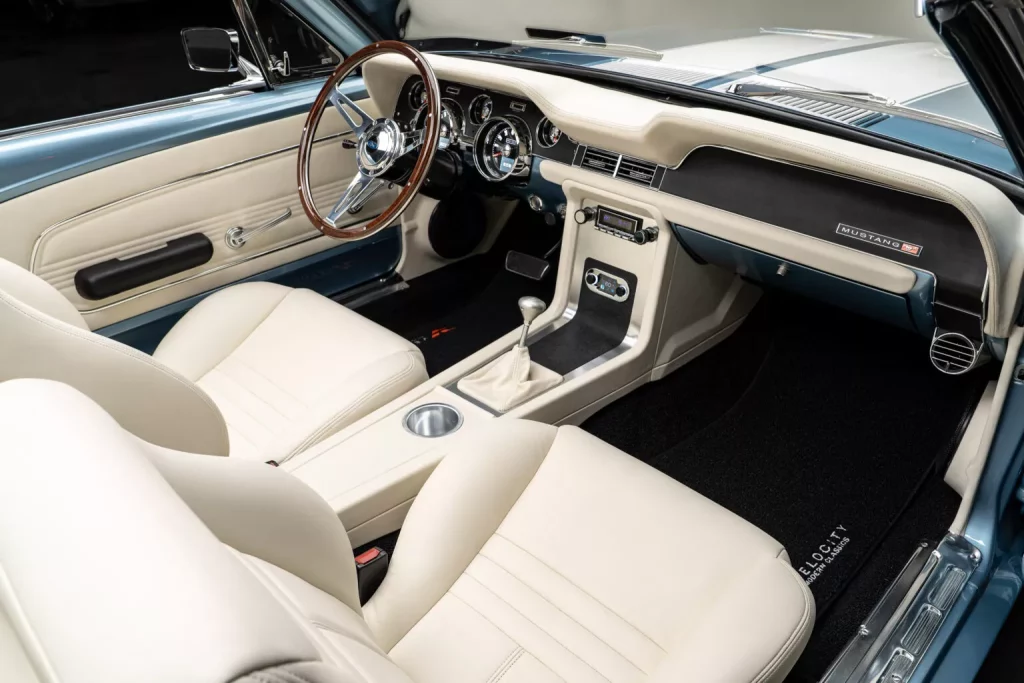 1968 Ford Mustang Convertible. Velocity. Imagen interior.