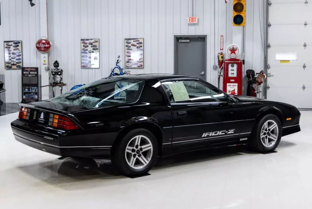 1985 chevrolet camaro iroc z 11 millas 1 Motor16