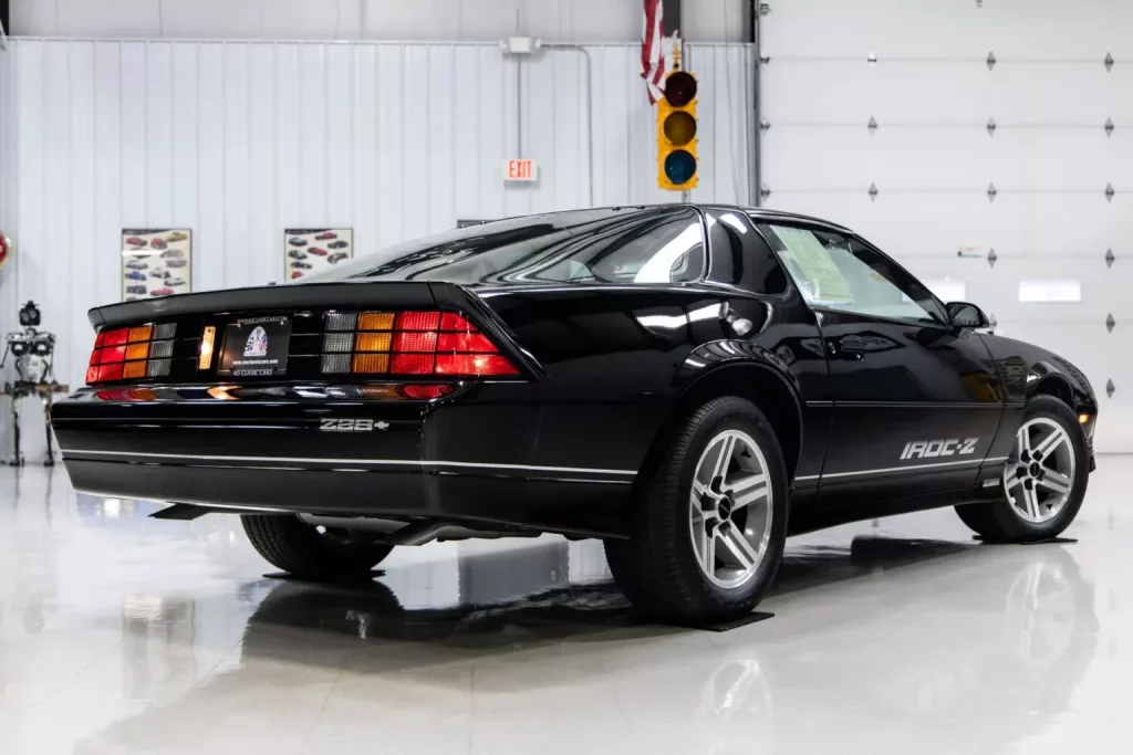 1985 chevrolet camaro iroc z 11 millas 16 Motor16