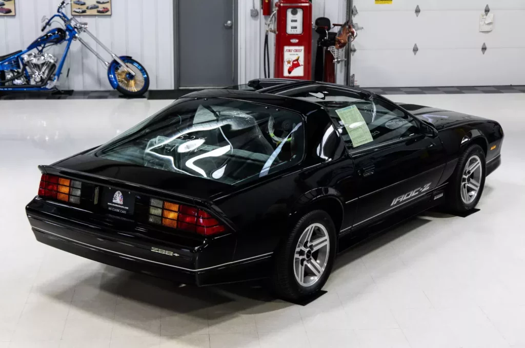 1985 chevrolet camaro iroc z 11 millas 18 Motor16