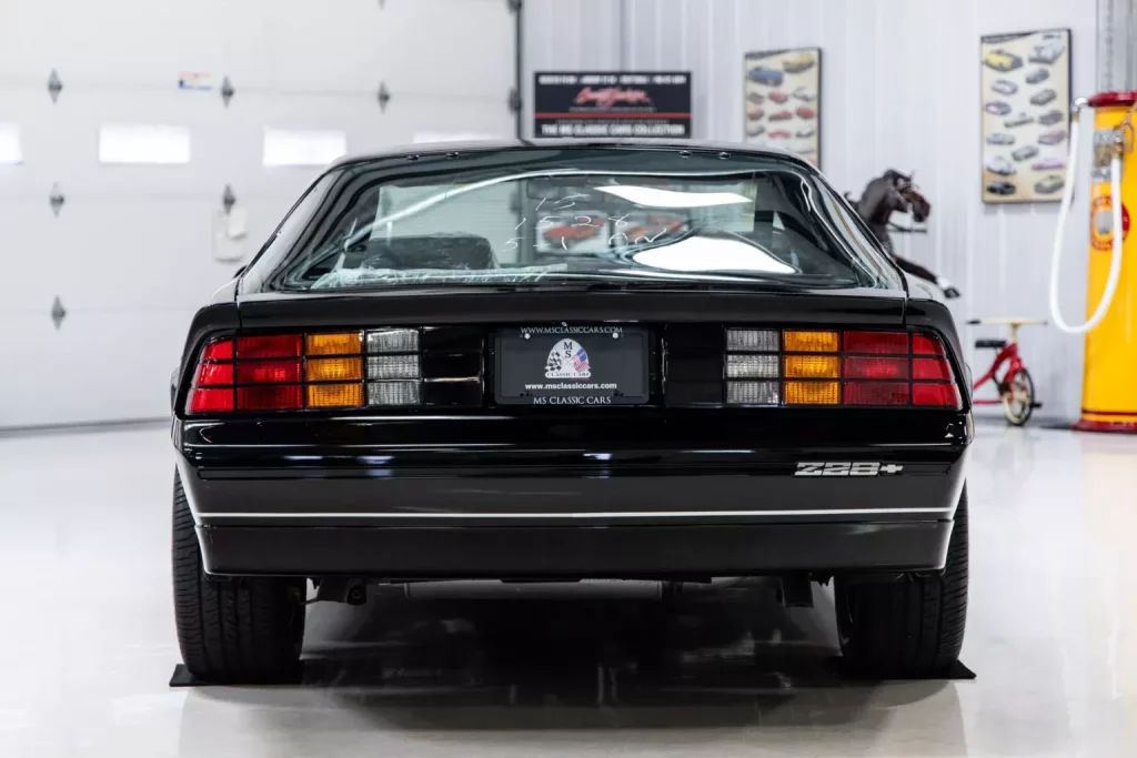 1985 chevrolet camaro iroc z 11 millas 2 Motor16