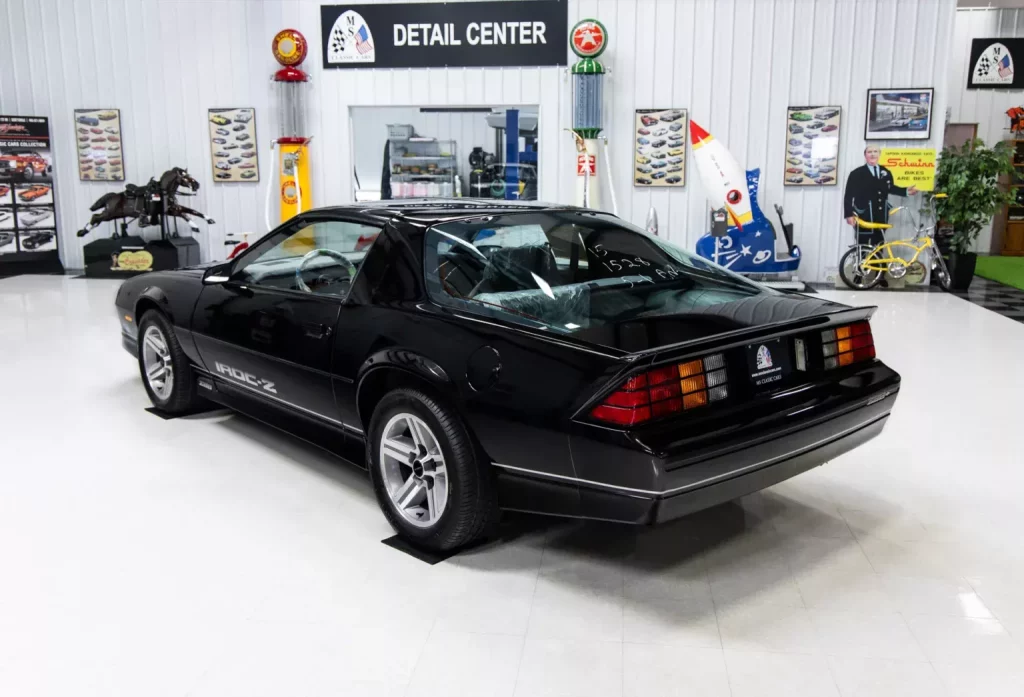 1985 chevrolet camaro iroc z 11 millas 29 Motor16