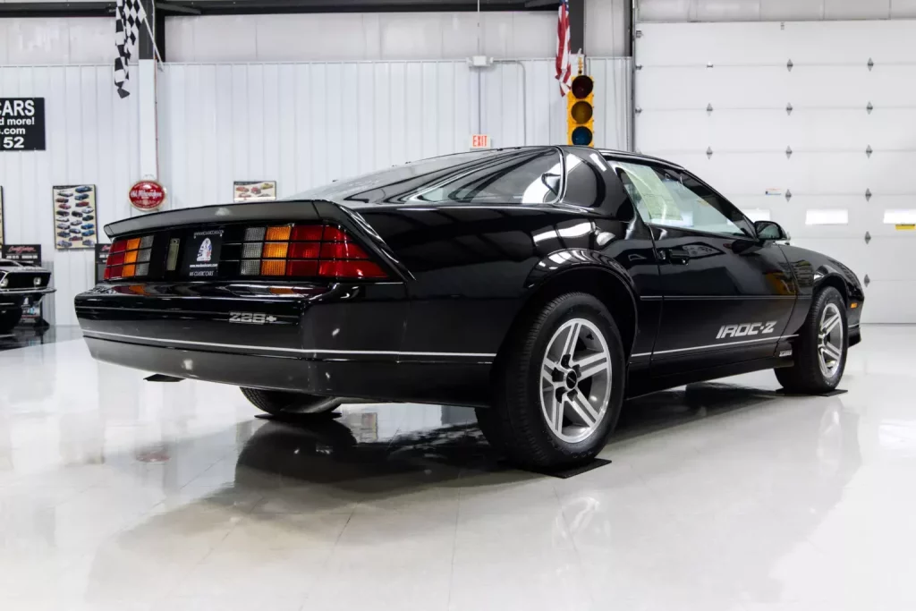 1985 chevrolet camaro iroc z 11 millas 32 Motor16