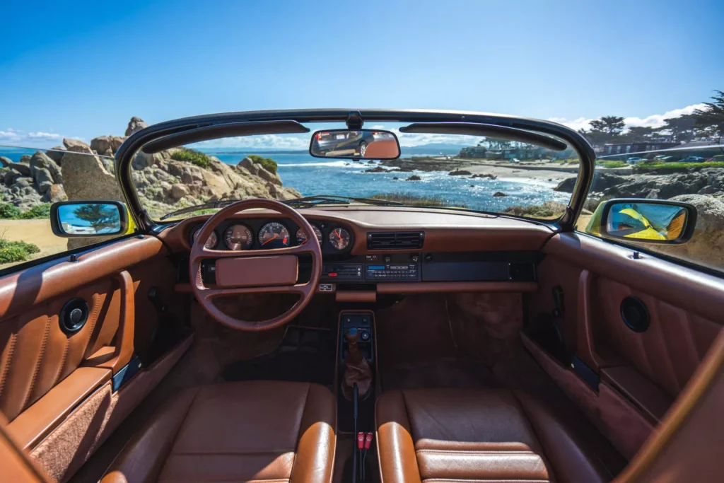 1989 Porsche 911 Speedster. BaT. Imagen interior.