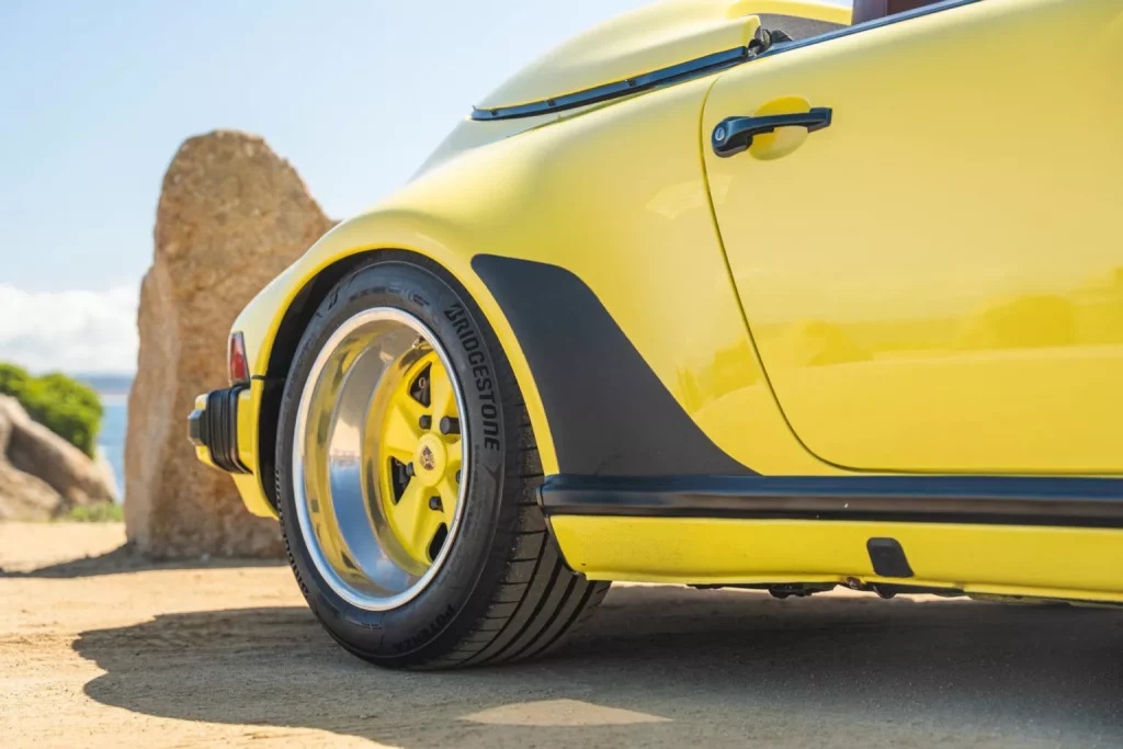 1989 Porsche 911 Speedster banana yellow 25 Motor16