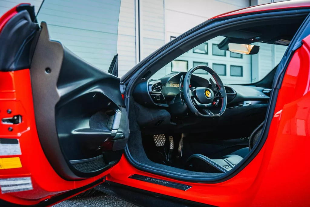 2024 Ferrari 296 GTB McDonald SBX. Imagen interior.