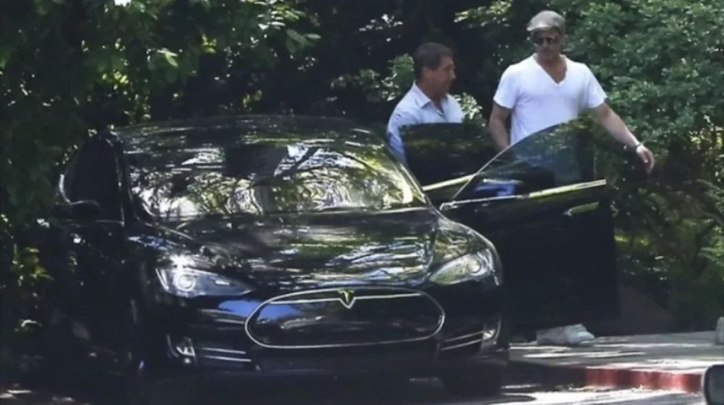 Brad Pitt decidió decirle adiós al Tesla por este modelo.