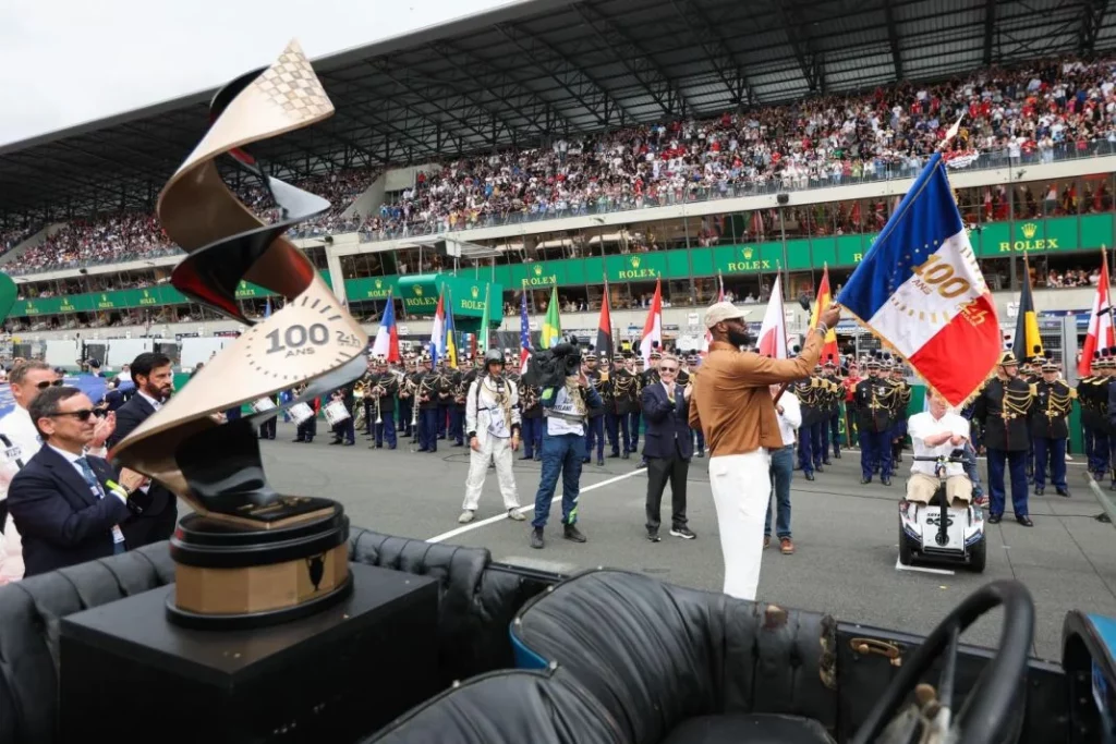 LEBRON JAMES BANDERAZO SALIDA LE MANS 2023 Motor16