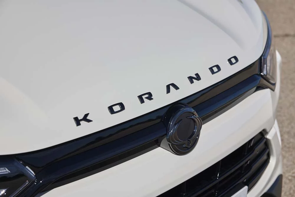 El SsangYong Korando, uno de los vehículos más populares de la marca surcoreana, ha potenciado su presencia en el mercado español en este año 2024 con una aparente renovación estética gracias al exclusivo Black Pack. Este conjunto de elementos de diseño no solo le otorga al vehículo una imagen más atractiva y contemporánea, sino que también resalta su carácter distintivo.

El Black Pack del Korando presenta una parrilla frontal llamativa en negro, junto con la línea de los faros también en este mismo tono, lo que realza la presencia del vehículo en la carretera. Detalles adicionales, como el enganche del remolque resaltado en rojo y las elegantes letras del modelo en el capó, completan la parte delantera del vehículo, agregando un toque de estilo y sofisticación.

En el lateral, las llantas negras de 19 pulgadas, disponibles en la versión Limited, capturan la atención, mientras que los retrovisores exteriores y los rieles de techo, ambos en negro, contribuyen a la cohesión del diseño. La línea del faro posterior y el difusor trasero en negro brillante añaden un toque de elegancia y modernidad a la parte trasera del vehículo, completando así su apariencia distintiva y elegante.

Sin embargo, el Korando no es solo una cuestión de estilo; también representa un equilibrio perfecto entre comodidad y eficiencia. Este auténtico crossover combina lo mejor de los SUV y los sedanes, ofreciendo un amplio habitáculo con un aspecto altamente tecnológico y un gran nivel de habitabilidad. Además, viene equipado con una serie de innovadores sistemas de seguridad activa, pasiva y preventiva, diseñados para garantizar la protección y tranquilidad de todos los ocupantes.

En cuanto a su rendimiento, el SsangYong Korando ofrece una variedad de opciones de motorización. El motor 1.5 Turbo (G15T) está disponible en dos variantes de potencia, ambas con un par máximo de 290 Nm. La primera, con una potencia de 109 kW (149 CV), se combina con una caja de cambios manual de 6 velocidades y tracción delantera en los acabados Line, Urban Plus y Limited. 

Mientras tanto, la segunda opción ofrece una potencia de 120 kW (163 CV) y se asocia con una caja de cambios automática y/o tracción a las 4 ruedas. Además, el modelo también estará disponible en versión GLP, lo que le permite funcionar indistintamente con gasolina o gas licuado de petróleo, e incluye el distintivo ECO de la DGT.

En definitiva, el nuevo SsangYong Korando con Black Pack de serie encarna los atributos de calidad, fiabilidad y diseño a un precio altamente competitivo, que parte de 17.800 euros financiando con la marca. 

Con su aspecto renovado y sus características mejoradas, el Korando se presenta como una opción muy competitiva para aquellos que buscan un vehículo que no solo cumpla en la carretera, sino que también ofrezca un rendimiento excepcional y una experiencia de conducción cada día más convincente.