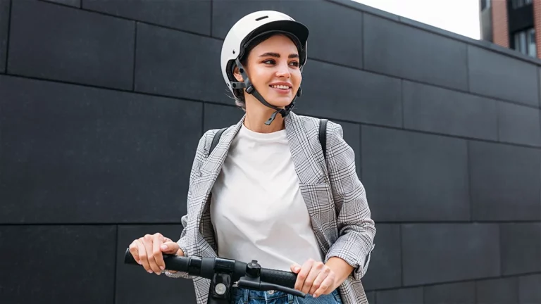 Casco para patinetes eléctricos: 5 consejos para elegir el mejor y el más barato