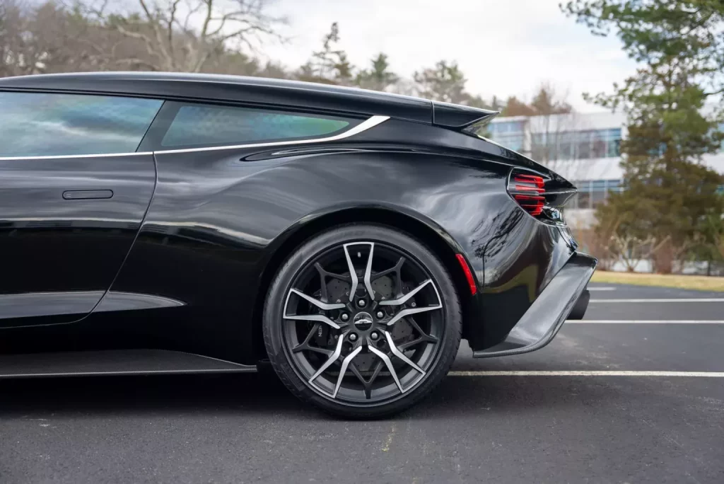 2018 Aston Martin Vanquish Zagato Shooting Brake BaT 10 Motor16