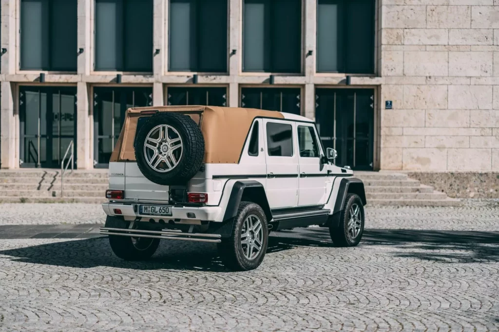 2018 Mercedes-Maybach G 650 Landaulet. RM Sotheby's. Imagen trasera.