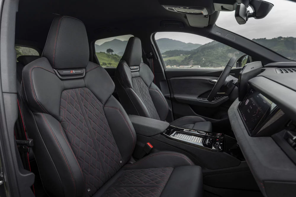 2024 Audi q6 e tron interior 6 Motor16