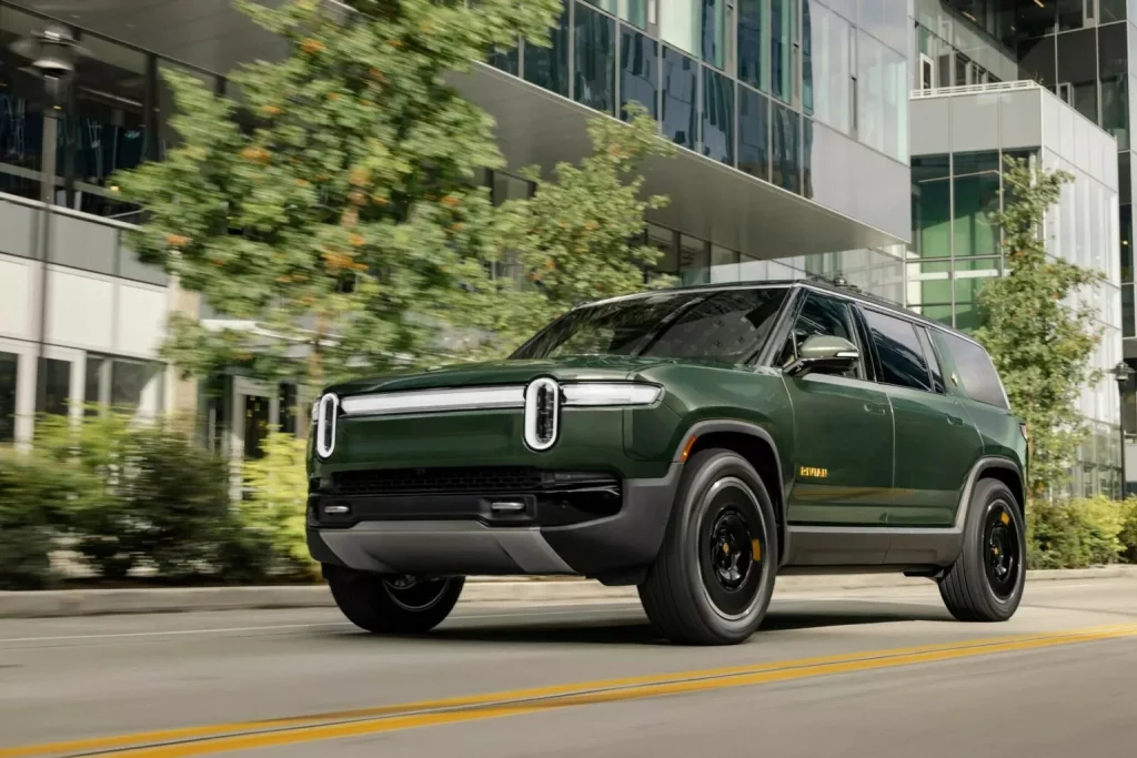 2024 Rivian R1S. Imagen movimiento.