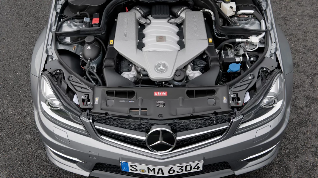 2024 Mercedes-AMG. Motor V8. One Man, One Engine. Imagen portada.