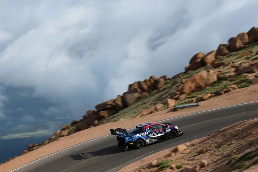 Ford vence en Pikes Peak