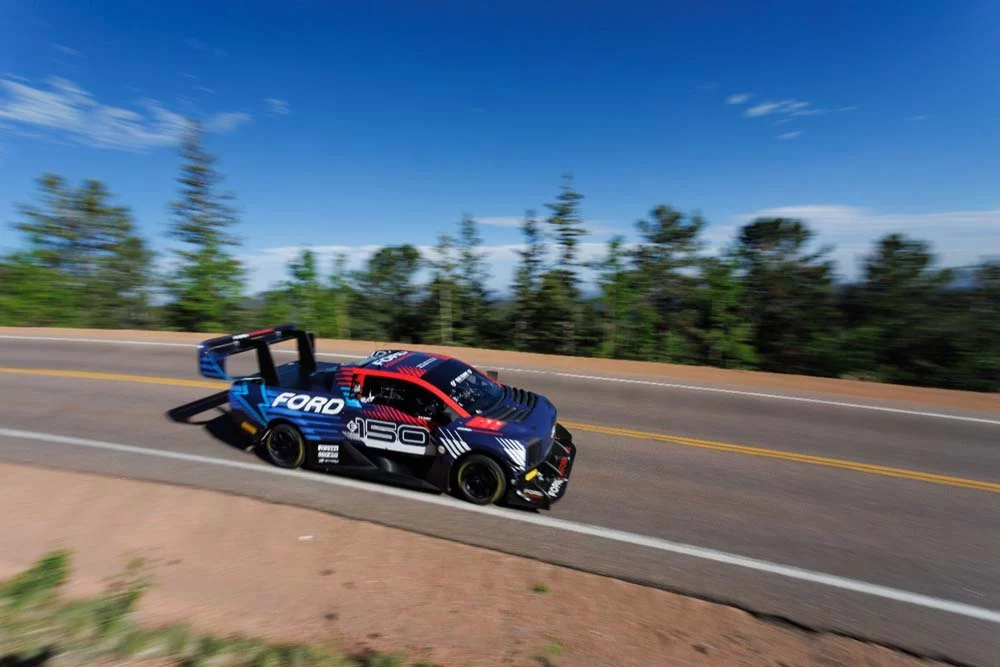 Ford vence en Pikes Peak