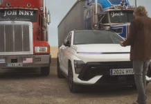 Jesús Calleja se divierte con la tecnología del Hyundai Kona