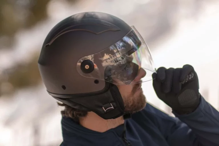 Esto es lo único bueno que te pasará si eliges el casco adecuado para ir en moto