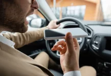 La Guardia Civil de Tráfico comienza a controlar el gesto que muchos conductores hacen con su móvil mientras conducen