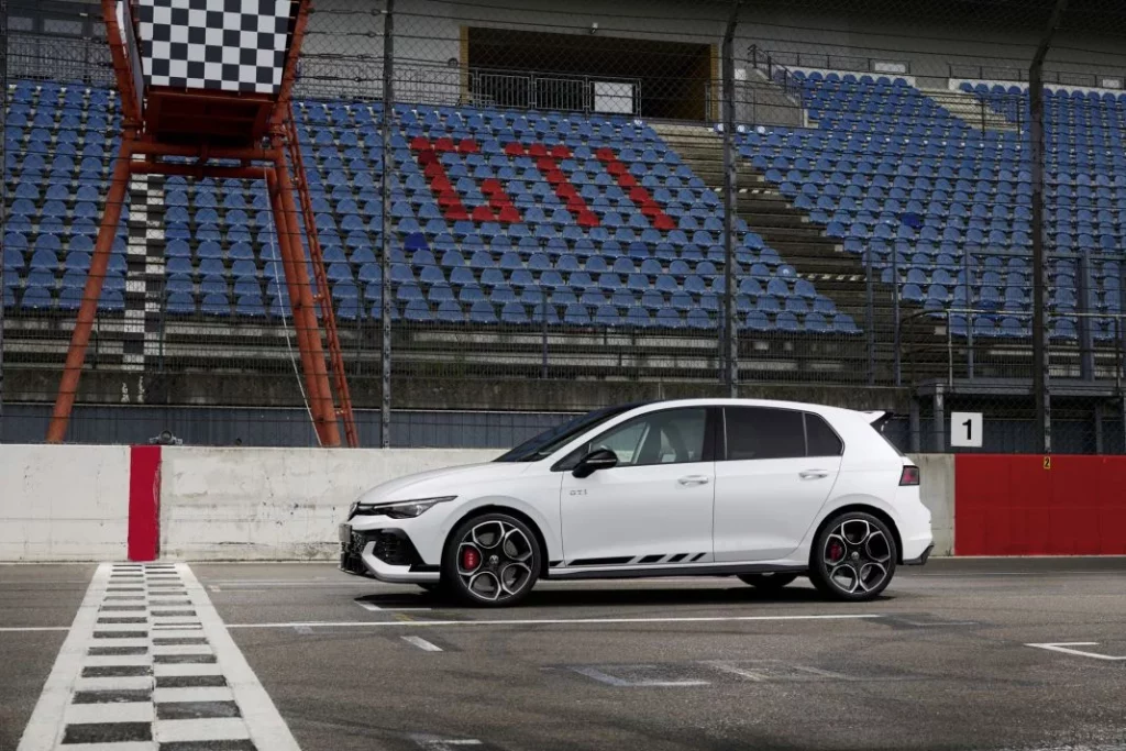 volkswagen golf gti clubsport 2024 24 Motor16