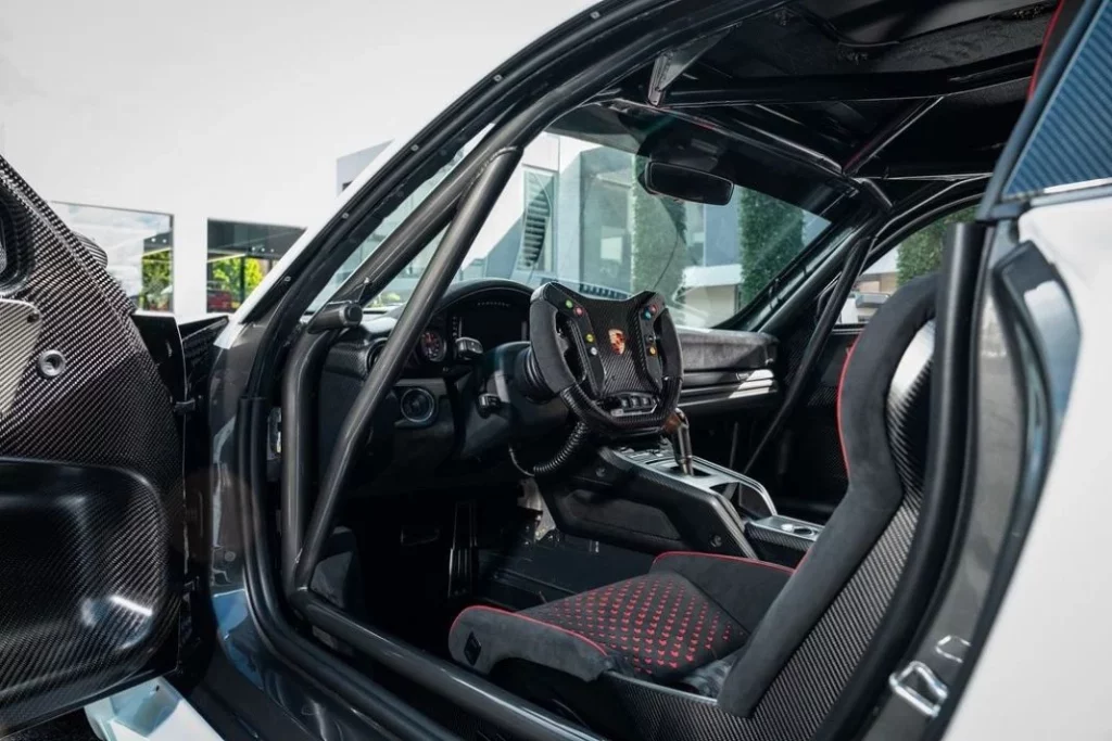 2024 Lanzante Porsche 935. Imagen interior.