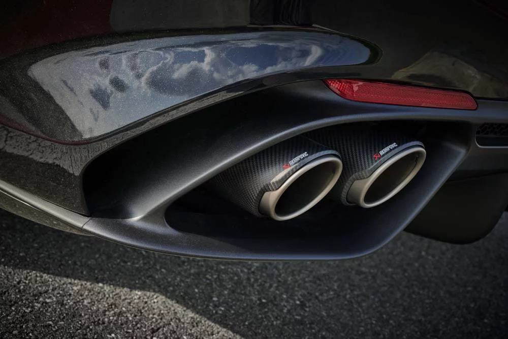 Alfa Romeo Giulia Super Sport con escape Akrapovic