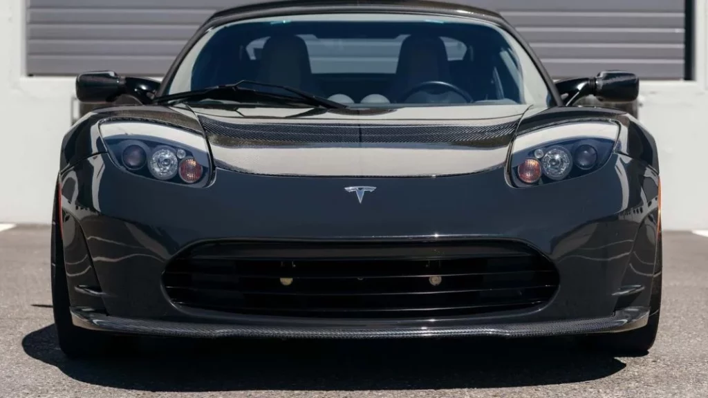 ¿Qué historia tiene este Tesla Roadster?