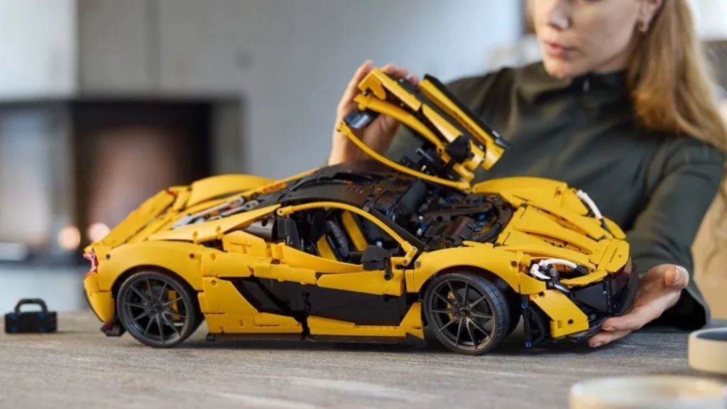 ¿Qué características tiene este McLaren P1 hecho en Legos?