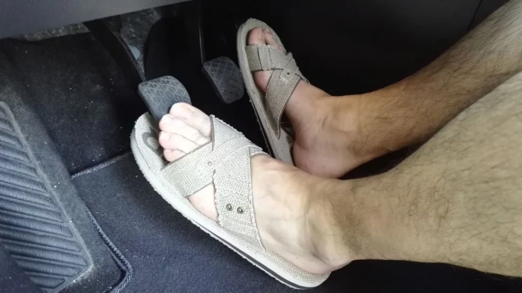 ¿Por qué no es recomendable conducir en chanclas?