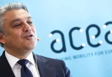 Luca de Meo avisa: para evitar multas habrá que reducir la producción de coches en Europa. Tanto como 2,5 millones