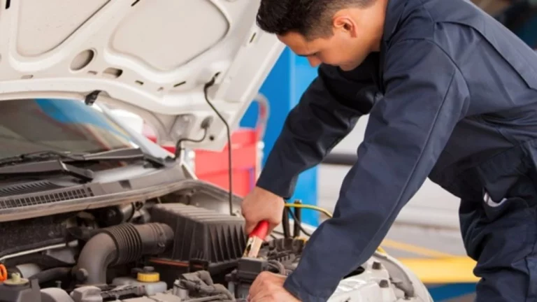 Reparar tu coche: La web que te convierte automáticamente en experimentado mecánico tiene letra pequeña