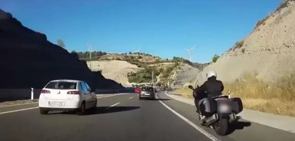 2025. Moto circulando por el arcén. Scooter. DGT. Imagen.