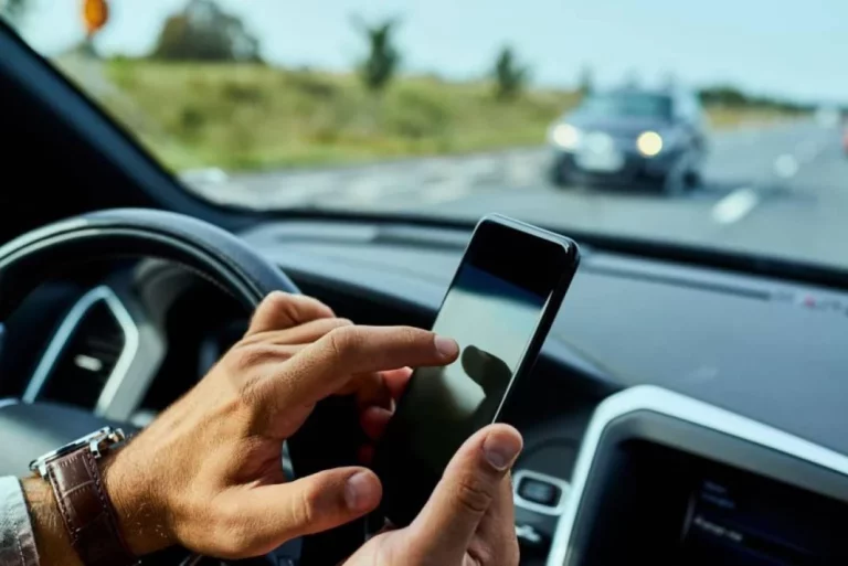 El único caso en el que puedes utilizar tu teléfono móvil en el coche sin miedo a una multa