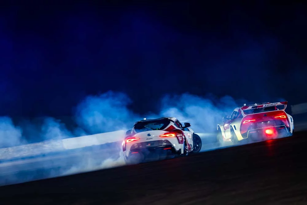 Dos Toyota GR Supra hacen drifting a la vez de manera  autónoma.