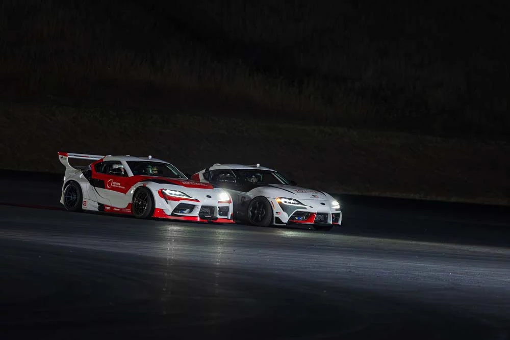 Dos Toyota GR Supra hacen drifting a la vez de manera  autónoma.