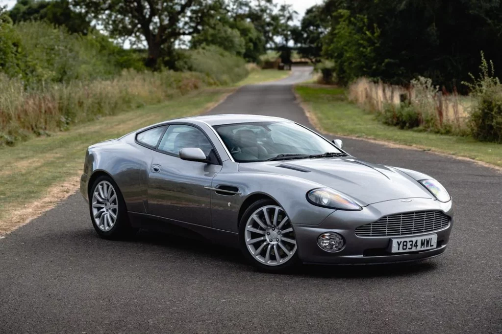 2001 Aston Martin Vanquish. James Bond. H&H. Imagen exterior.