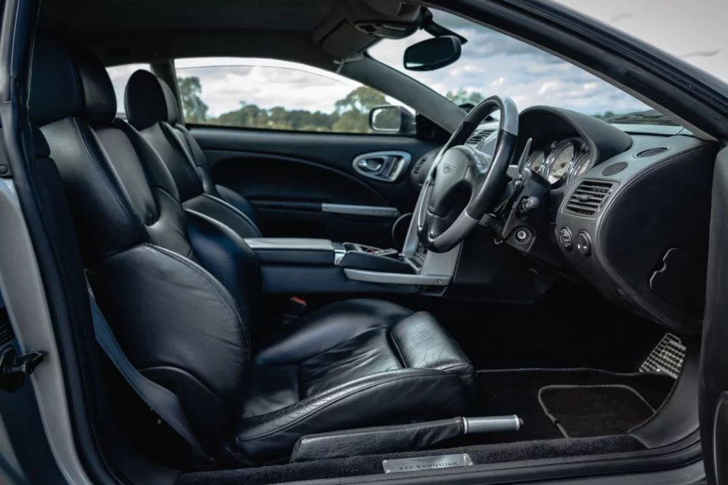 2001 Aston Martin Vanquish. James Bond. H&H. Imagen interior.