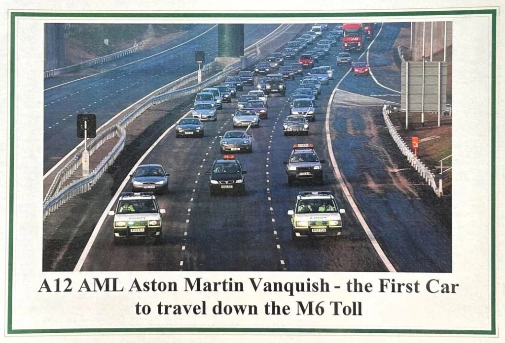 2001 Aston Martin Vanquish. James Bond. H&H. Imagen carretera.