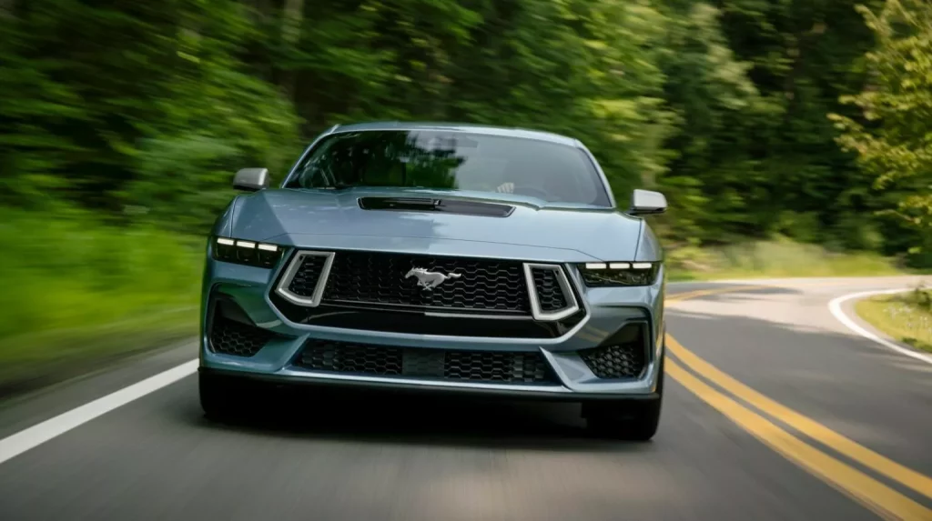 2024 Ford Mustang 60th Anniversary Brittany Blue. Imagen portada.