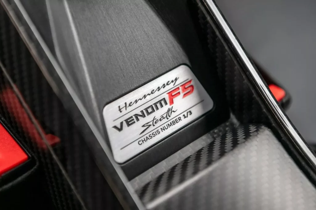 2024 Hennessey Venom F5 Stealth Series. Imagen detalle placa.