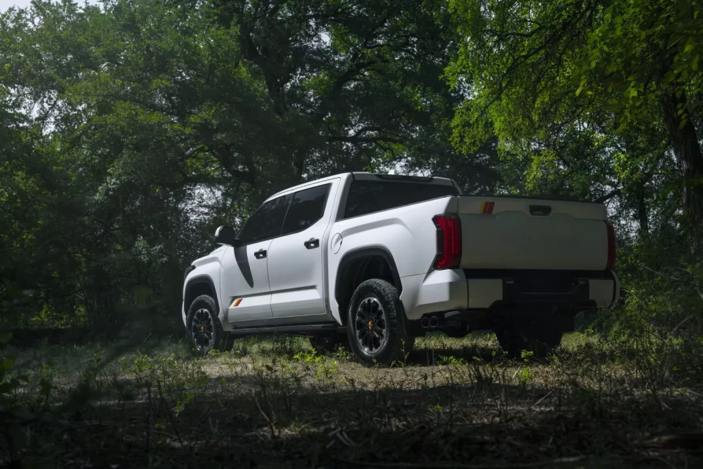 2024 Toyota Tundra TRD Rally. Imagen trasera.