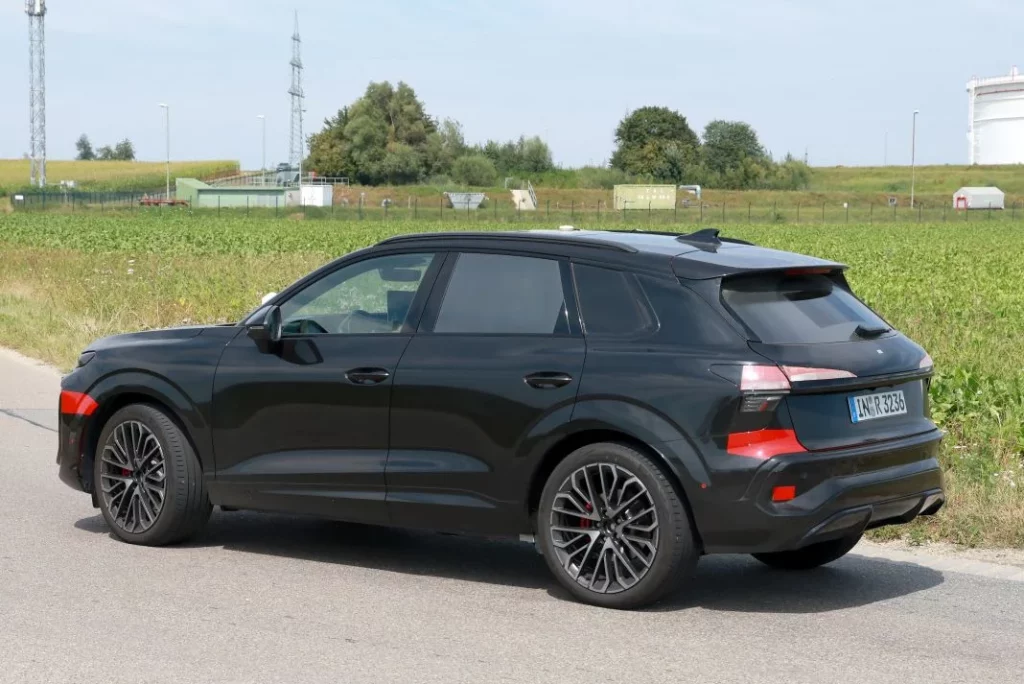 Audi Q3 black 10 Motor16