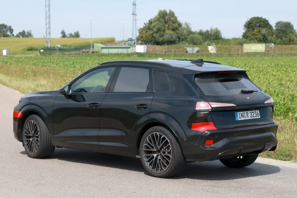 Audi Q3 black 11 Motor16