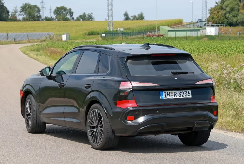 Audi Q3 black 12 Motor16