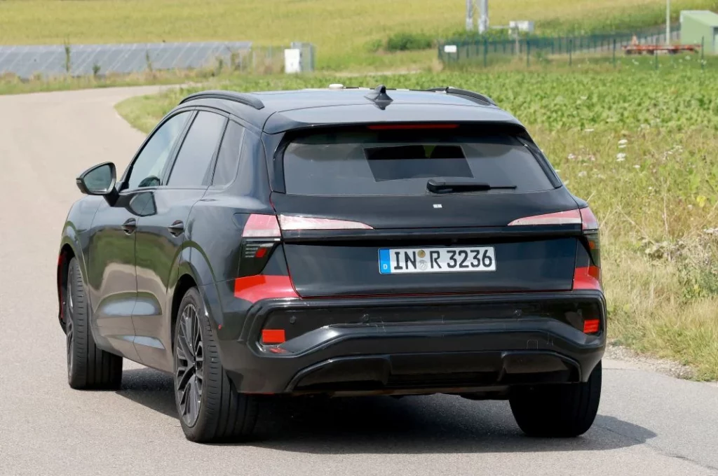 Audi Q3 black 13 Motor16